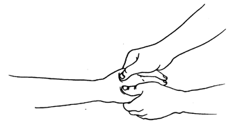 วิธีการนวดแผนโบราณขั้นพื้นฐาน "นวดแขนและมือ" ท่าที่ 11 "ลูบและคลึงด้านหลังมือ" 